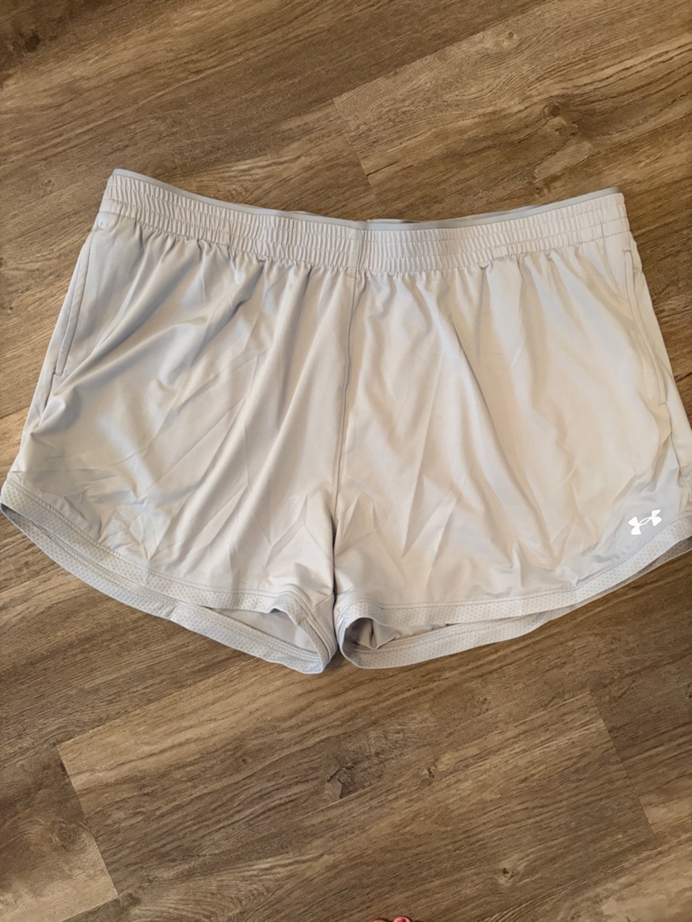 Under Armour Women’s Light Gray Athletic Shorts Women’s Size XXL